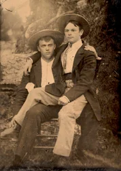 Deux hommes posent pour une photo, vers 1870